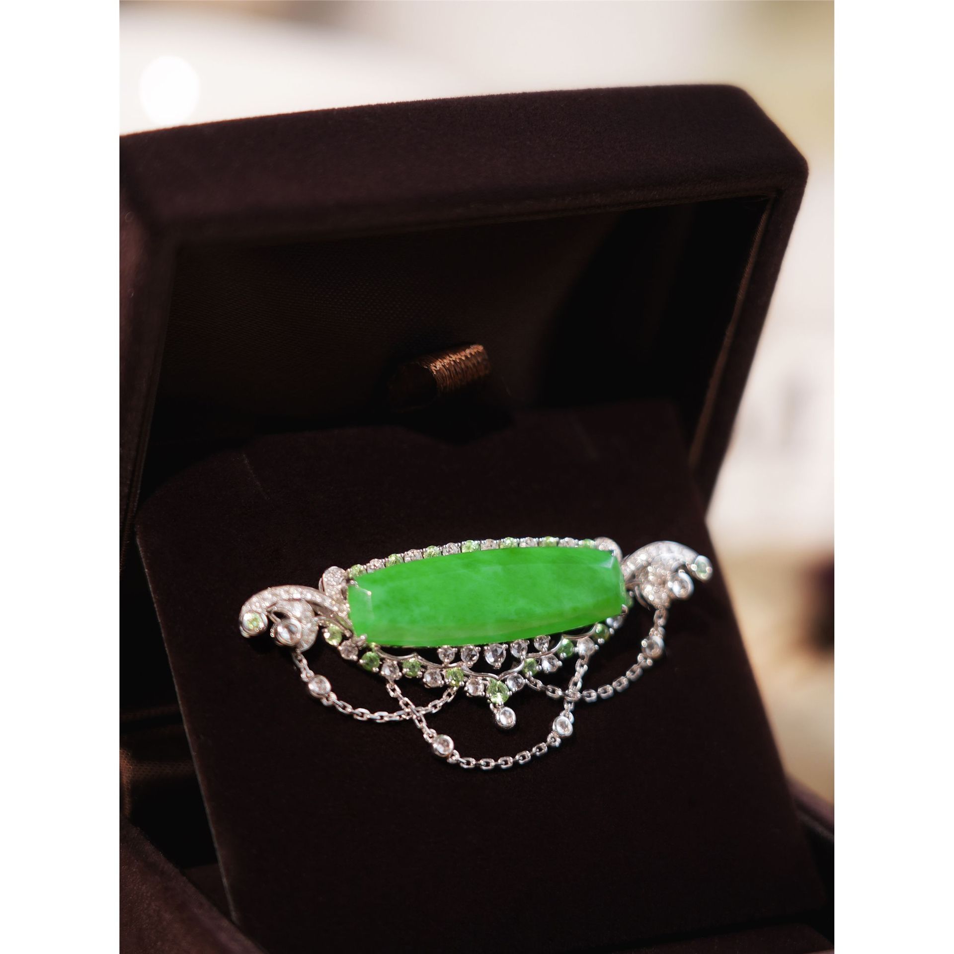 Vintage Palace Style High-grade Inlaid Emerald Zircon Square Geometric Brooch Women's All-match Light Luxury All-match Corsage