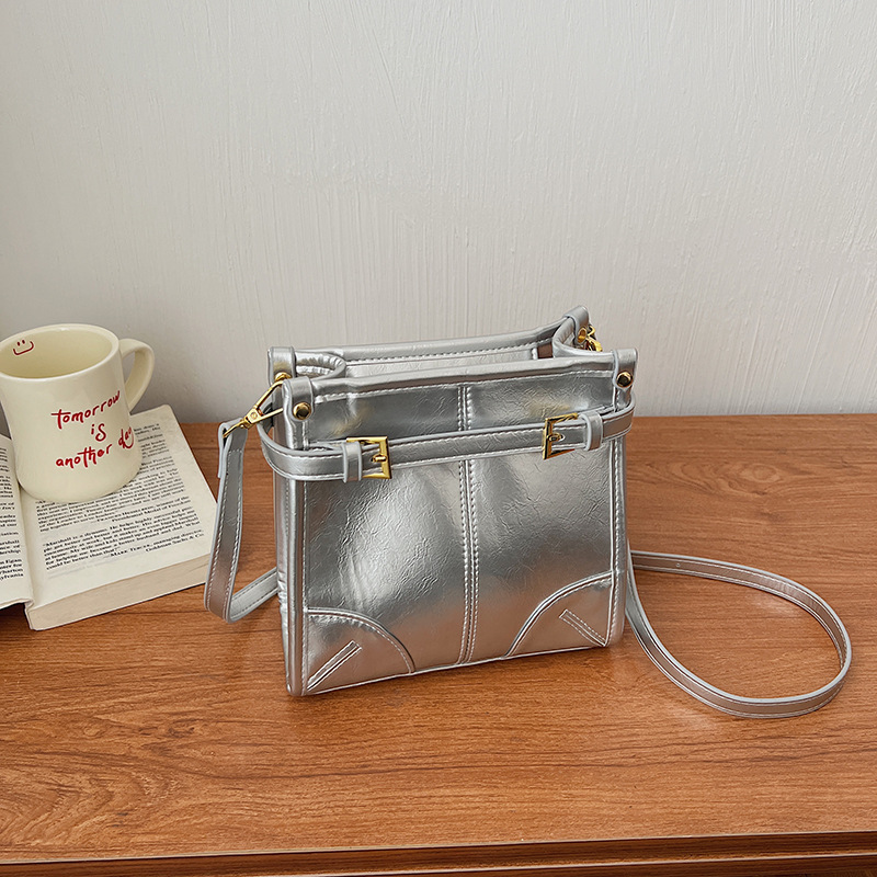 Bolsa de brazo retro ultrafuego transfronteriza coreana ligera de lujo, piel de cera de aceite, sensación cotidiana de bolso cuadrado, bolso de hombro de moda extranjera, sensación de gripe image 8