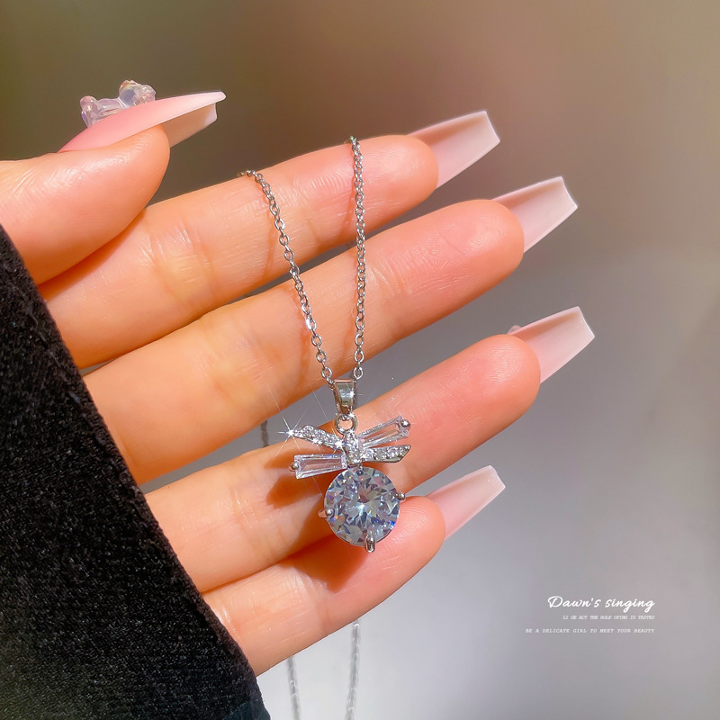 [Titanstahl] Leichte Luxus-Mikro-Intarsien-Fliege-Zirkon-Halskette aus echtem Gold für Damen im neuen Stil Schlüsselbeinkette mit einem_voghion.com