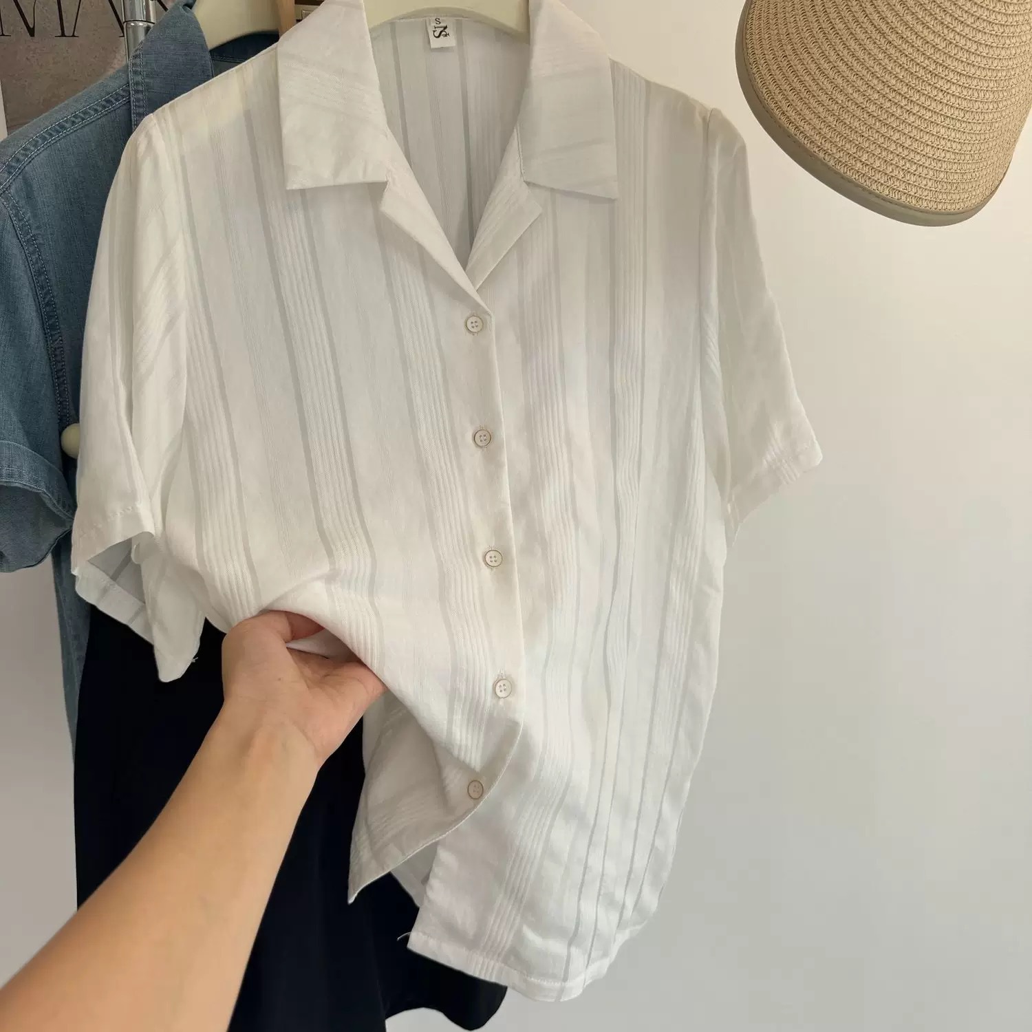 New summer French retro white short-sleeved shirt with Cuban collar, elegant and simple design, unique and distinctive top.