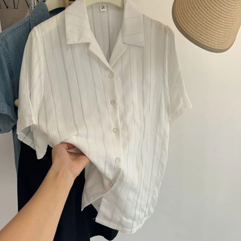 Summer New Style French Retro White Shirt with Short Sleeves, Cuban Collar, Simple and Elegant Design, Unique and Chic Top