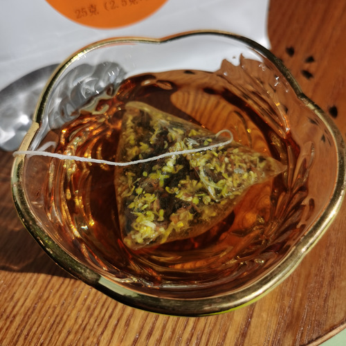 Tea bags in triangular packaging, various combinations of loose-leaf tea, fruit tea, health tea bags from manufacturers for retail.