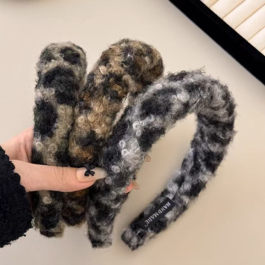 Otoño y invierno de alta calidad cordero estampado leopardo nuevo estilo de moda cabeza de cabeza de alto cinturón de peluche universal fuera de la tarjeta de pelo