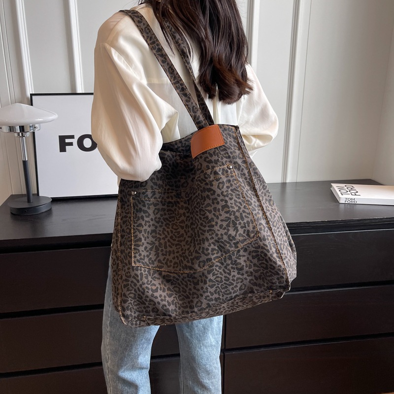 Bolsa de leopardo de comercio exterior mochila inclinada nueva calle frita de Flores rotas en el otoño de 2024 bolsa de mujeres explosivas transfronterizas tote de gran capacidad