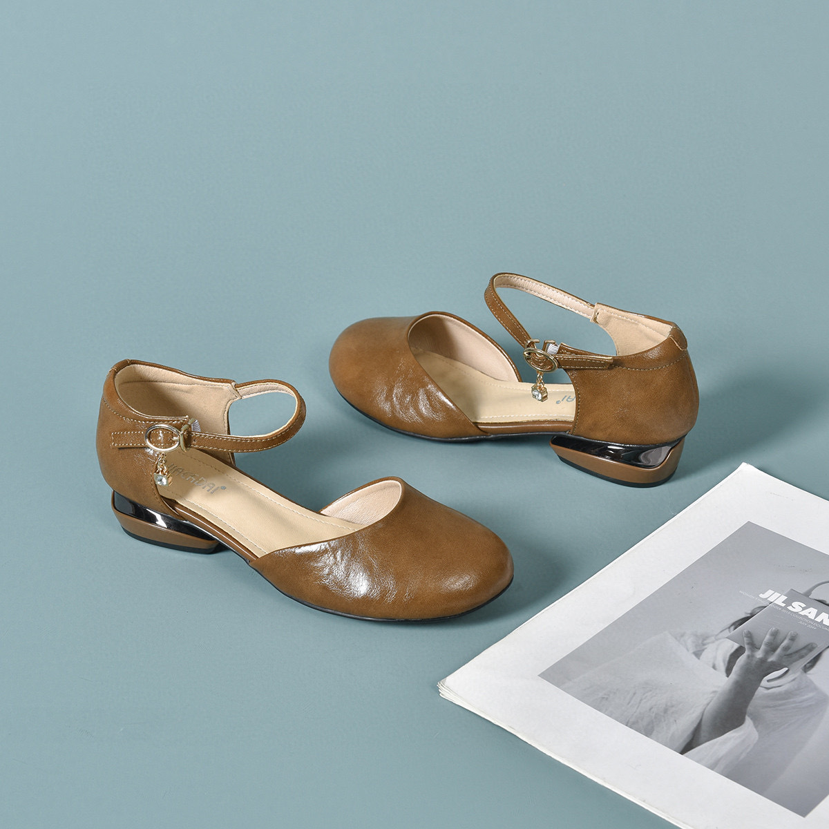 Sandal nữ da thật mũi kín quai ngang gót vuông thấp — đen chi tiết 8