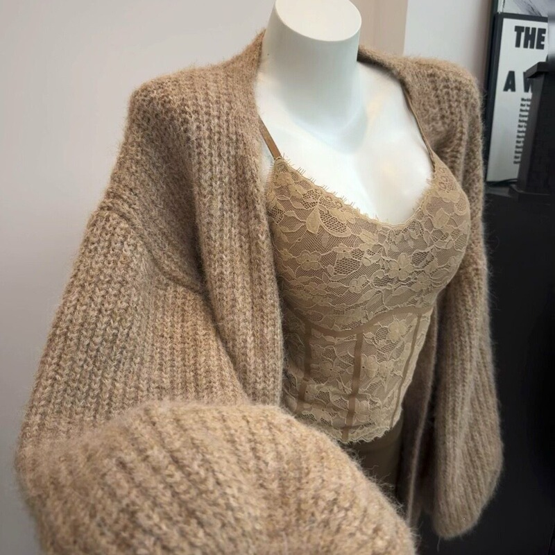 Three-piece women's 2026 autumn/winter new collection: retro, pure and sensual style, loose-fitting sweater coat, lace camisole, and midi skirt Three-piece women's 2026 autumn/winter new collection: retro, pure and sensual style, loose-fitting sweater coat, lace camisole, and midi skirt