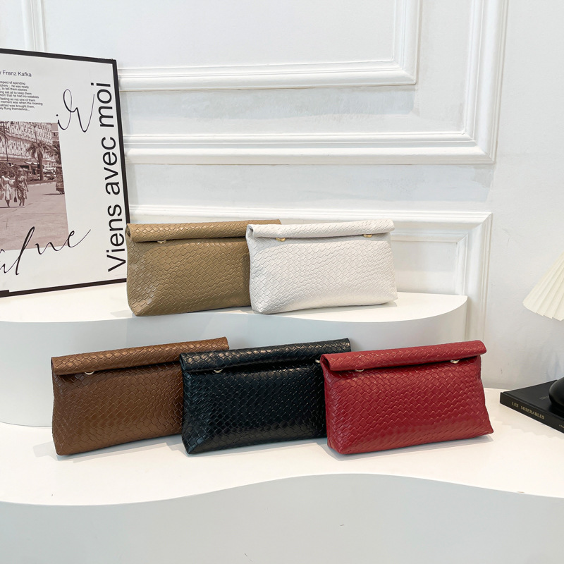 Versión coreana del bolso de mano de moda de gran capacidad 2025 nuevo bolso de sobre rizado simple de tendencia bolso de mano de temperamento de moda