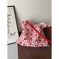 あなたに小さな赤い花の刺繍をプレゼントします。