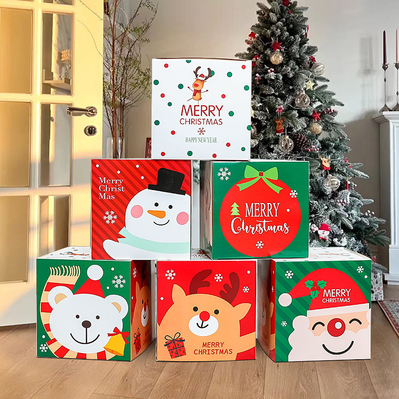 クリスマス装飾ギフトボックスの店頭デパートのショーウインドーのシーンにクリスマスツリーの下に飾られたギフトボックス|undefined