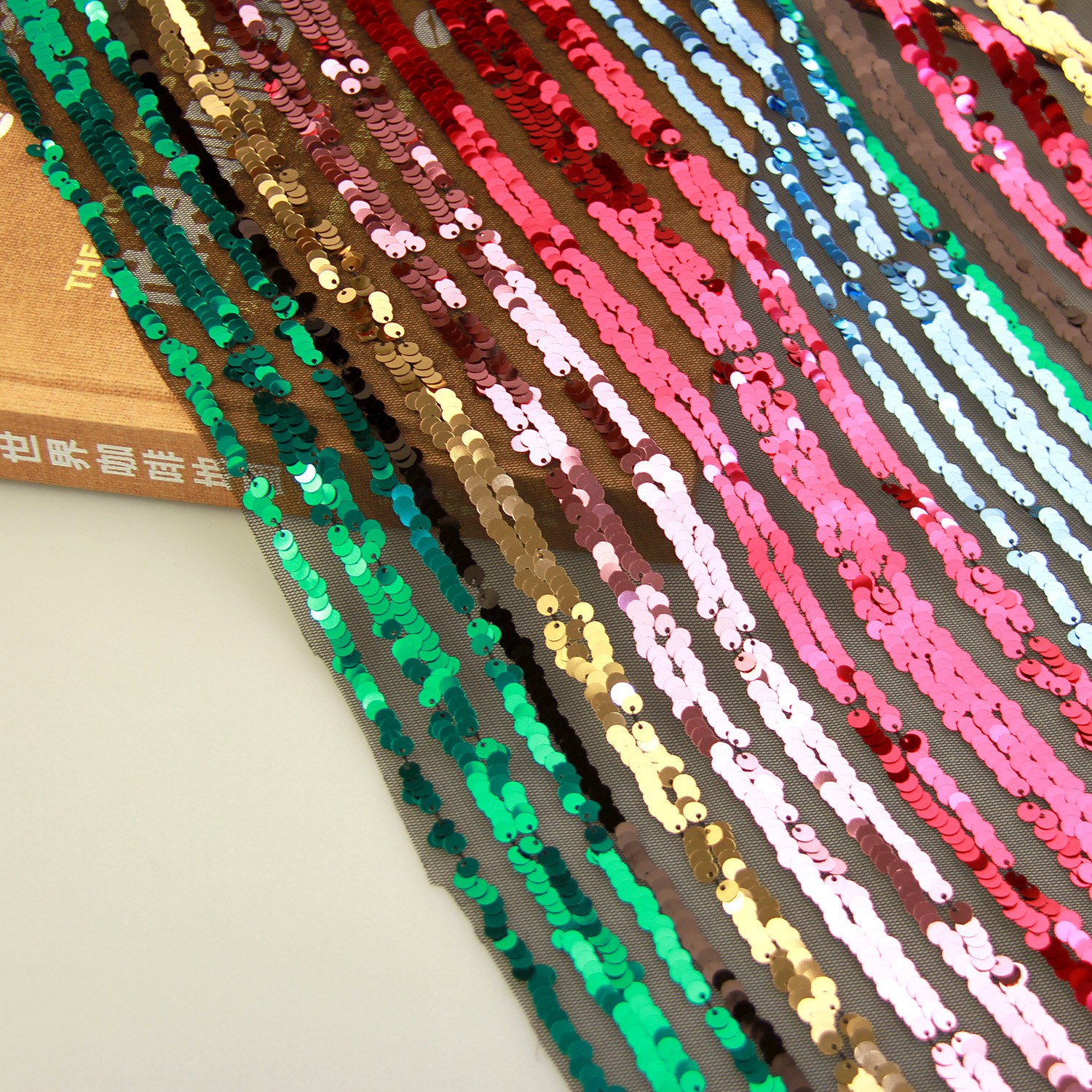 现货黑色竖条彩色5mm亮片绣片面料 时尚新款网布珠片绣片纱面料