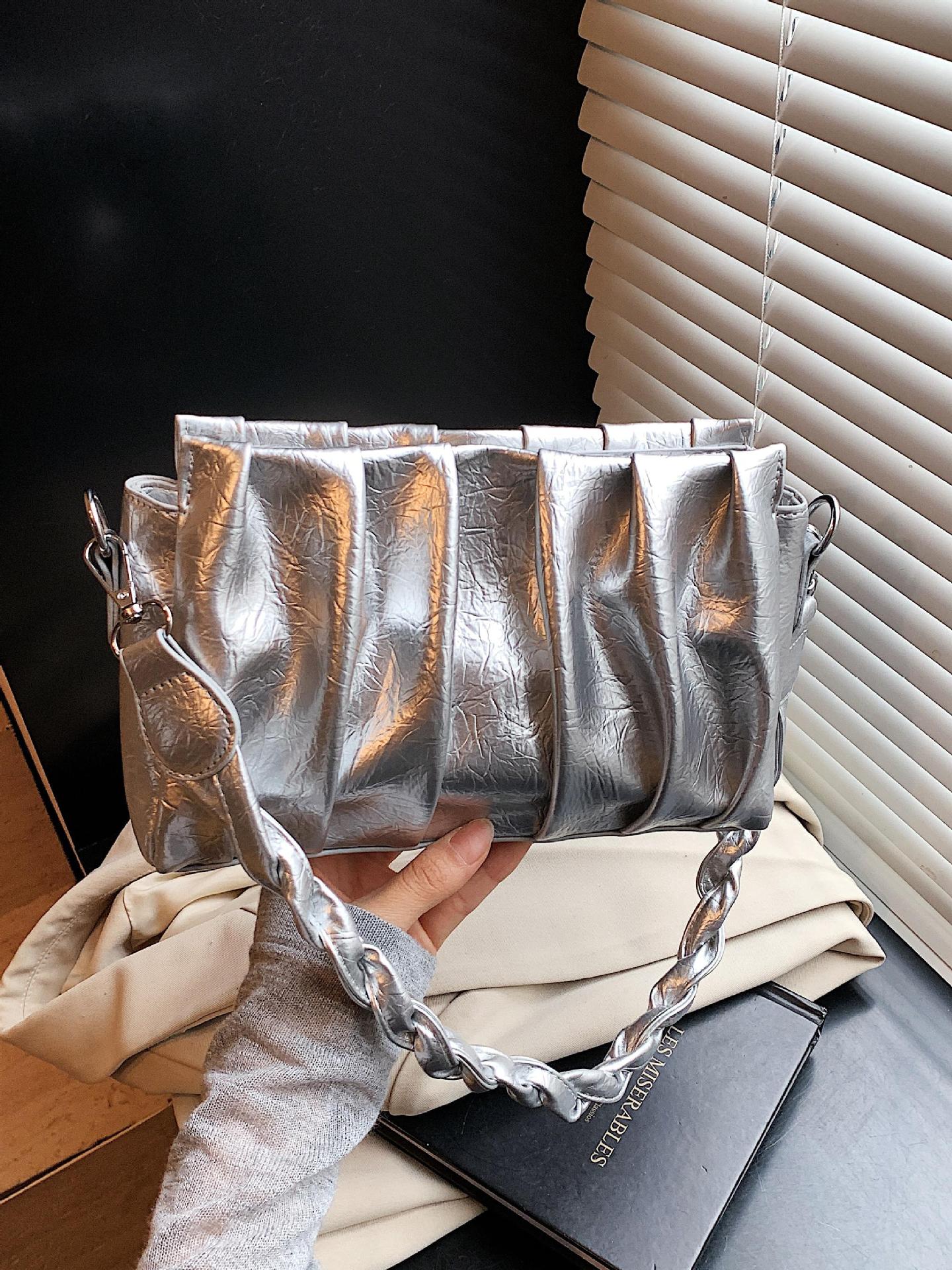 Bolso de cuero de cera de aceite de axila popular de este año para mujer 2025 nuevo bolso de nube plisada de estilo salvaje bolso de mensajero de un solo hombro de moda
