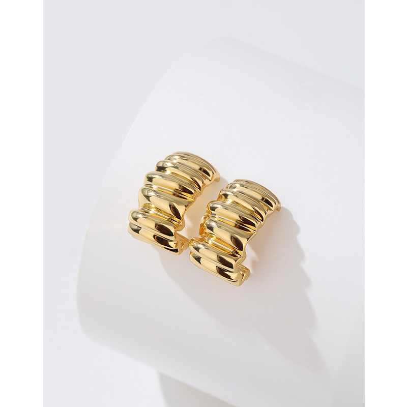 Aretes de oro plegados retorcidos 925 plata ligera lujosa alta sensación retro temperamento 2024 nuevos auriculares