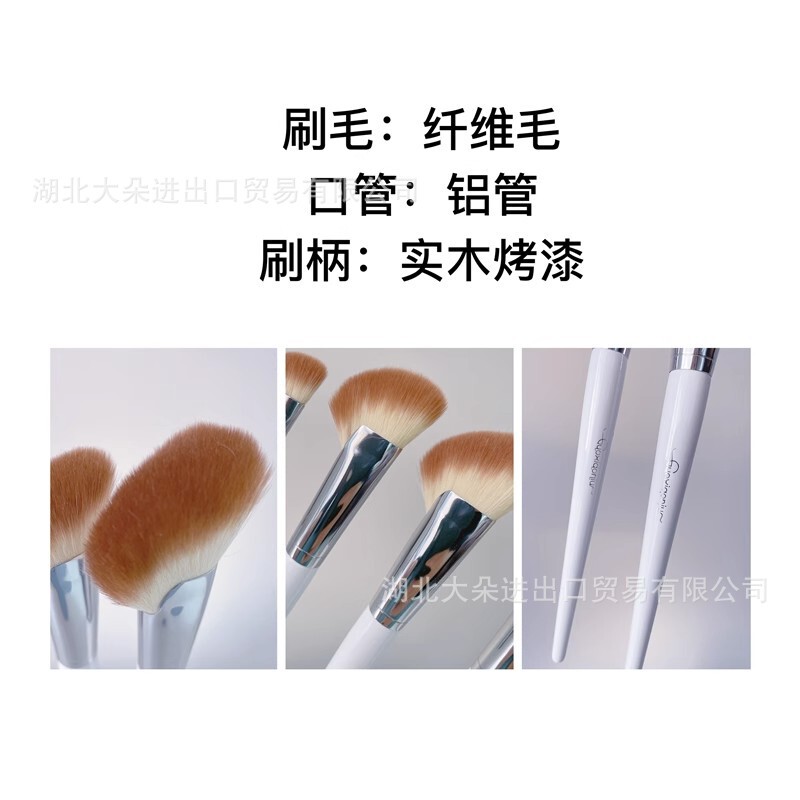 郭さんの修容ブラシは鼻の影をつけて顔の影をつけます。|undefined