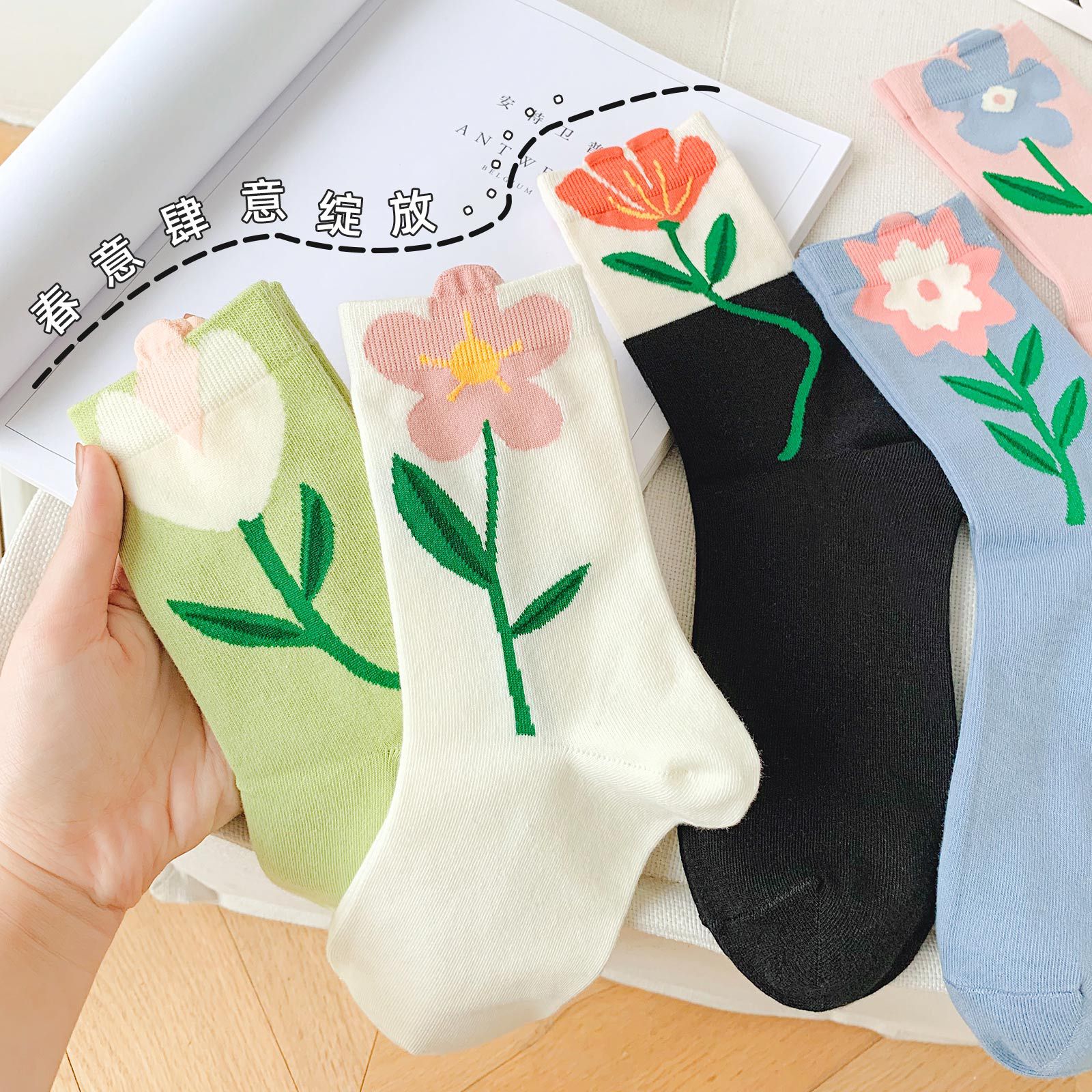 Women's Cute Flower Cotton Crew Socks A Pair display picture 1