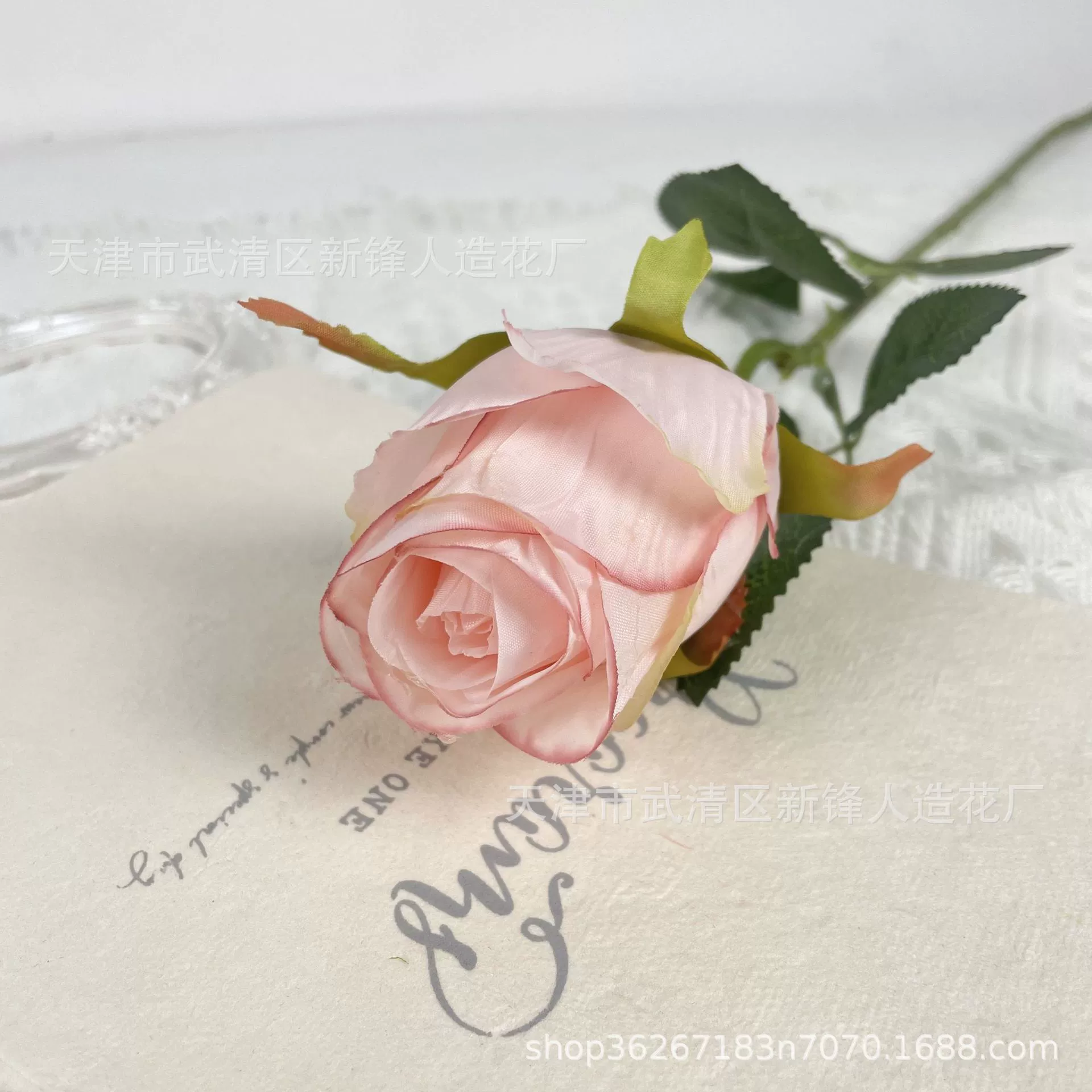 Розовая сливовая ложбинка Bulgarian False Flower Plastic Flower Decoration шелковый цветок Гостиная имитационная цветочная композиция для свадьбы