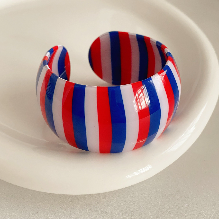 Brazalete abierto ancho a rayas transfronterizas europeas y estadounidenses simple estilo personalidad de diseño de pulsera universal nicho joyas para mujeres