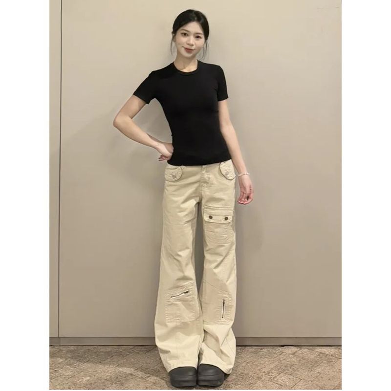小柄な杏色の工装ジーンズの女性は腰が低くてゆったりしています。|undefined