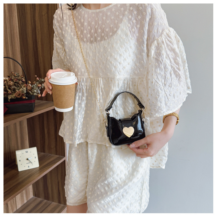 Unisex Pu Heart Shape Solid Color Elegant Streetwear Sewing Thread Square Hidden Buckle Shoulder Bag display picture 14