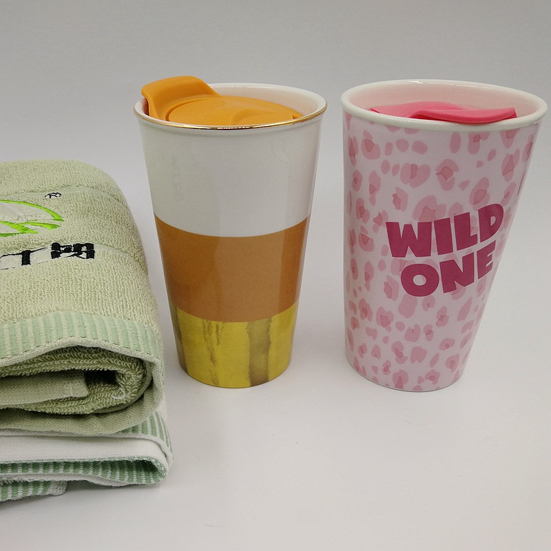 Aislado de doble capa de cerámica taza fresa patrón de bloqueo taza de café lindo cubierta de silicona Copa