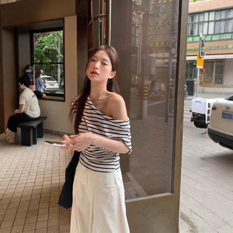 设计感斜肩短袖T恤女2025夏季新款辣妹修身显瘦露肩条纹学生上衣|undefined