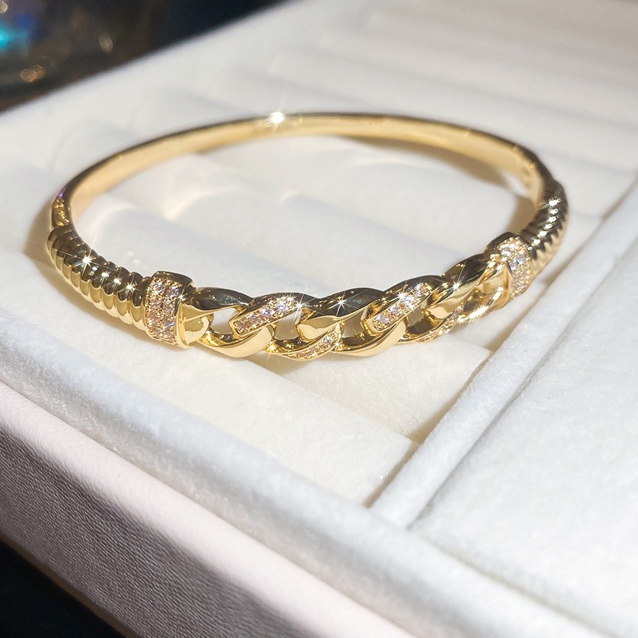 Pulsera Abierta con Letras Incrustadas de Diamantes y Baño de Oro Real, Pulsera Versátil de Nicho, Nuevo Modelo 2026, Joyería de Lujo Ligero de Alta Gama para Mujer