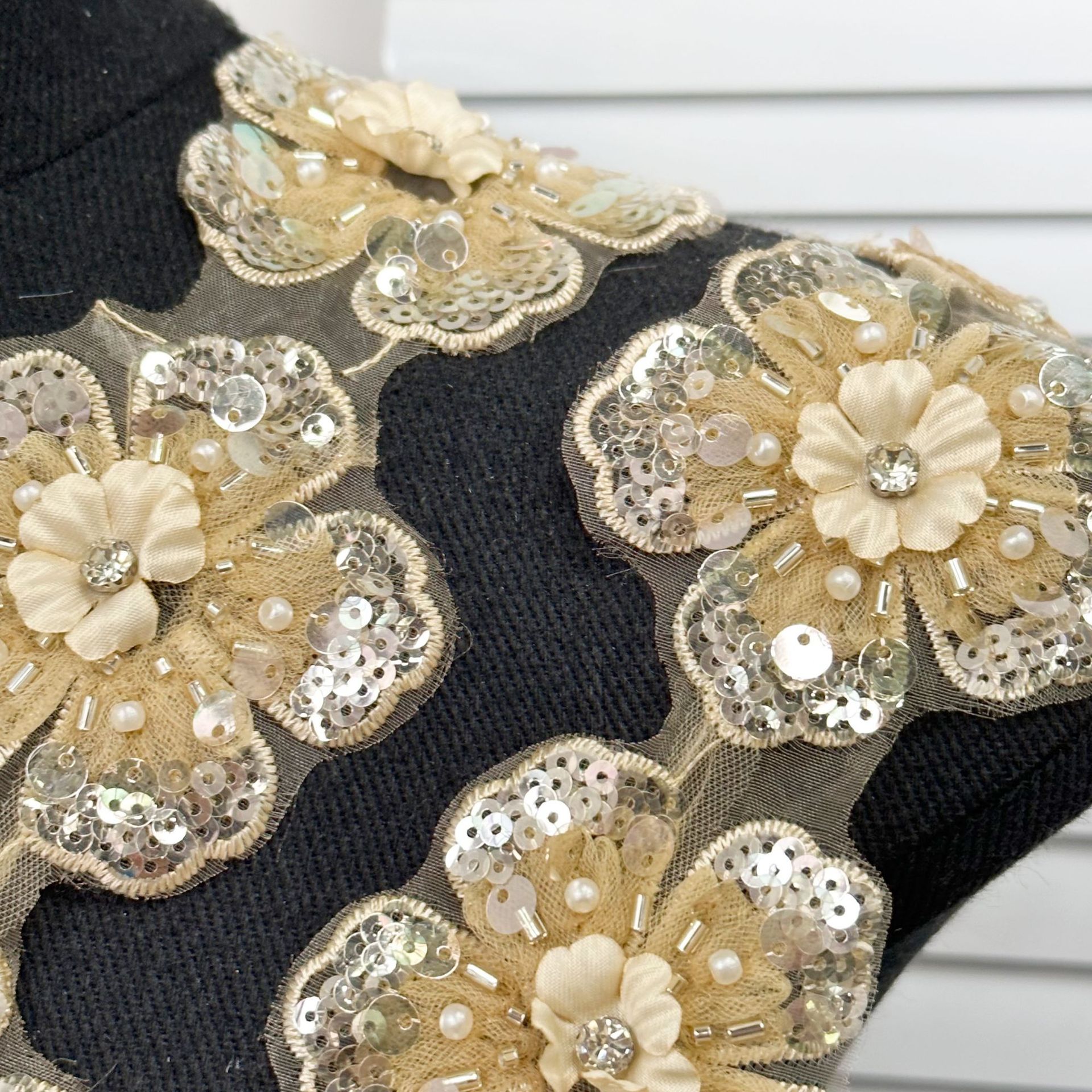Hijo de vidrio esquinilla esquinilla perforación de doble capa de flores zapatos sombreros bolsas toque de cabeza ropa infantil vestido decoración flores