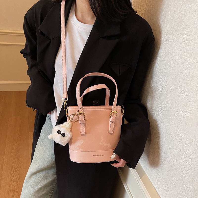 Retro alta sensación de bolso de cubo de mano mujer 2025 nuevo estilo de moda bolsa de hombro casual bolsa de tendencia universal mochila