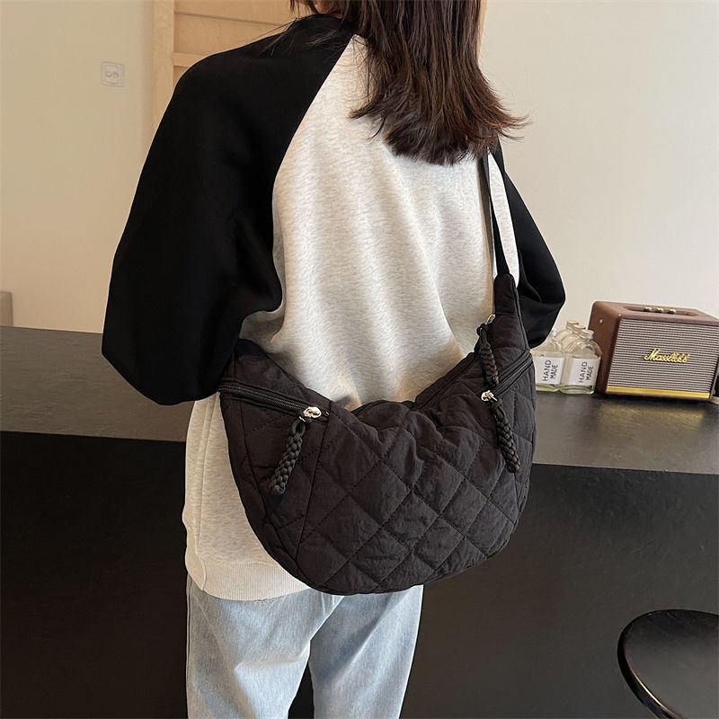 Bolso bandolera de invierno de gran capacidad para mujer 2024 nuevo bolso de lona de algodón bordado bolso de bola de masa de un solo hombro para estudiantes