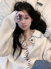韓国系の白い襟の長袖のニットのカーディガンの女性の秋のゆったりしている怠惰なデザイン感の明線のカジュアルなセーターのコート
