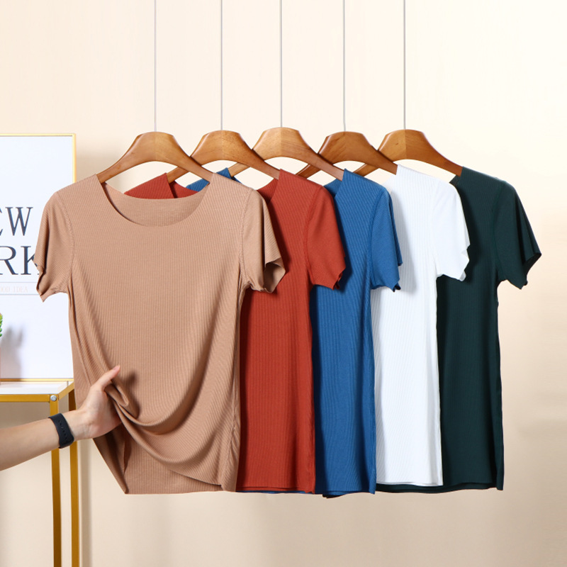 ネジのモーダルラウンドネック半袖tシャツを着ています。女性は夏にスリムに見えます。|undefined