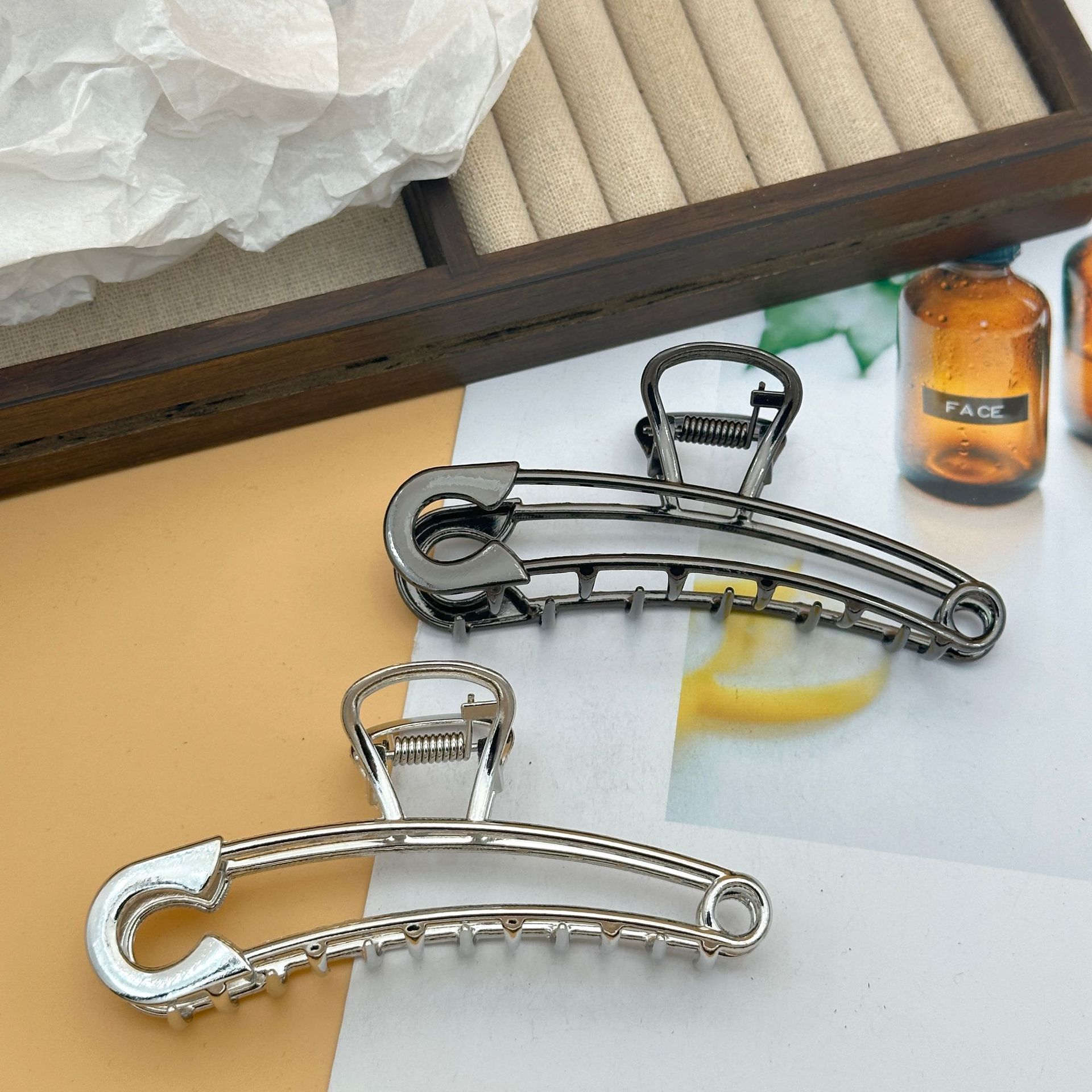 33g Weight Hair Claws Hair Accessories Type 1 Piece Quantity Holiday, Daily Occasion Zinc alloy Material Solid Color Pattern All Seasons Season Women's Gender Plating Design Vacation, Classic Style Style Vacation Classic Style Women's Solid Color Zinc Alloy Plating Hair Claws 3