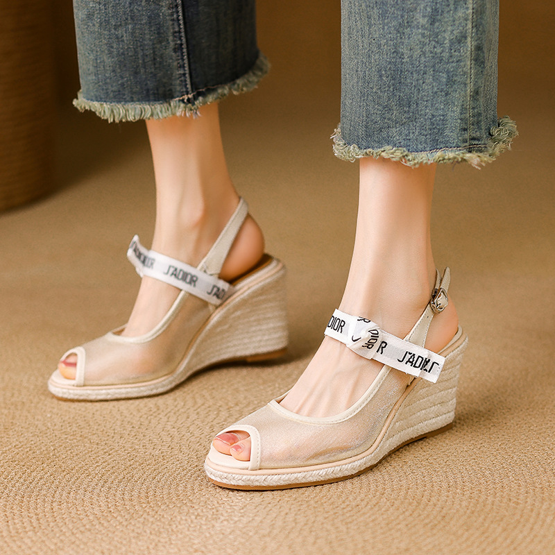 Sandal cao gót nữ hở mũi phong cách nghỉ dưỡng, đế xuồng đan rơm, quai một dây ngang, gót 9 cm — màu trắng ngà, chấm bi be