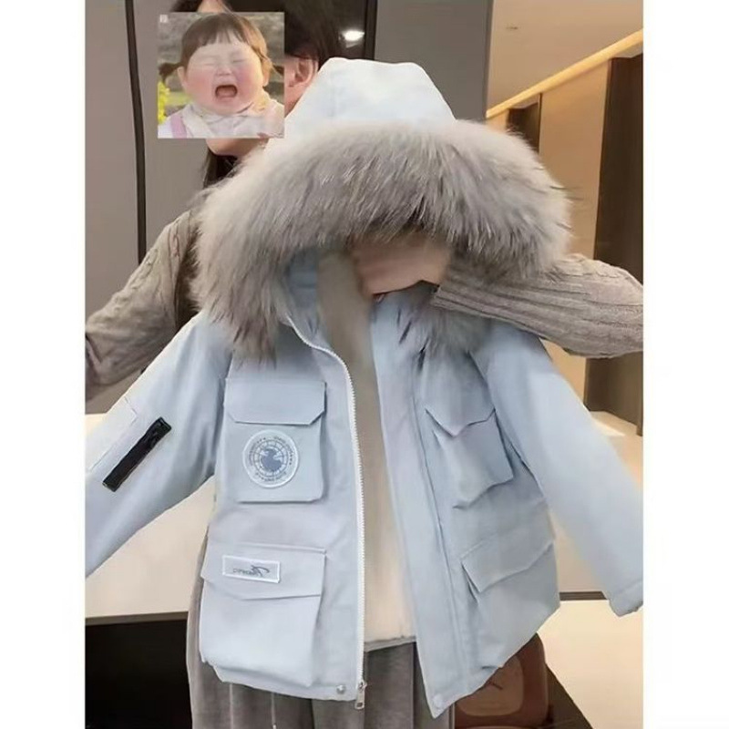 하늘색 대형 모피 칼라와 벨벳