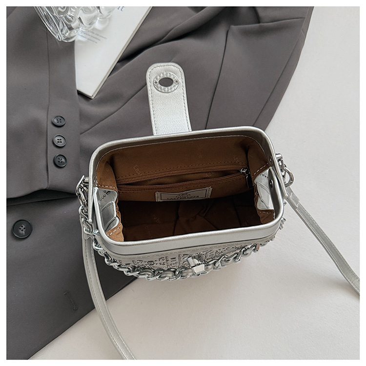 Summer bag: Women's hot diamond lock chain hand-held bucket bag 2025 New style denim blue single-shoulder fashionable crossbody bag undefined