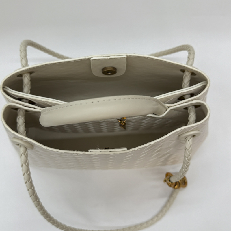 2025 New Fashion Casual Woven Handbag Women's Casual Bucket Bag Texture Shoulder Bag Popular Crossbody Bag 4