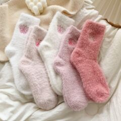 秋冬の靴下の女性のピンク系の蝶のミンクの中筒の靴下のかわいい甘い刺繍の厚い毛の靴下