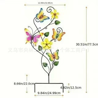 国境を越えた庭園の花、バラ、四つ葉の草、金属製の鉄工品の壁飾り、吊り下げ飾り、庭の地面に飾る置物|undefined