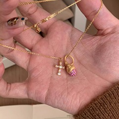 中古風のシルクの松の実のクロスのネックレスの女性の百合の精巧な古法の満ドリルの超きらめくピンクのペンダントの爆発金