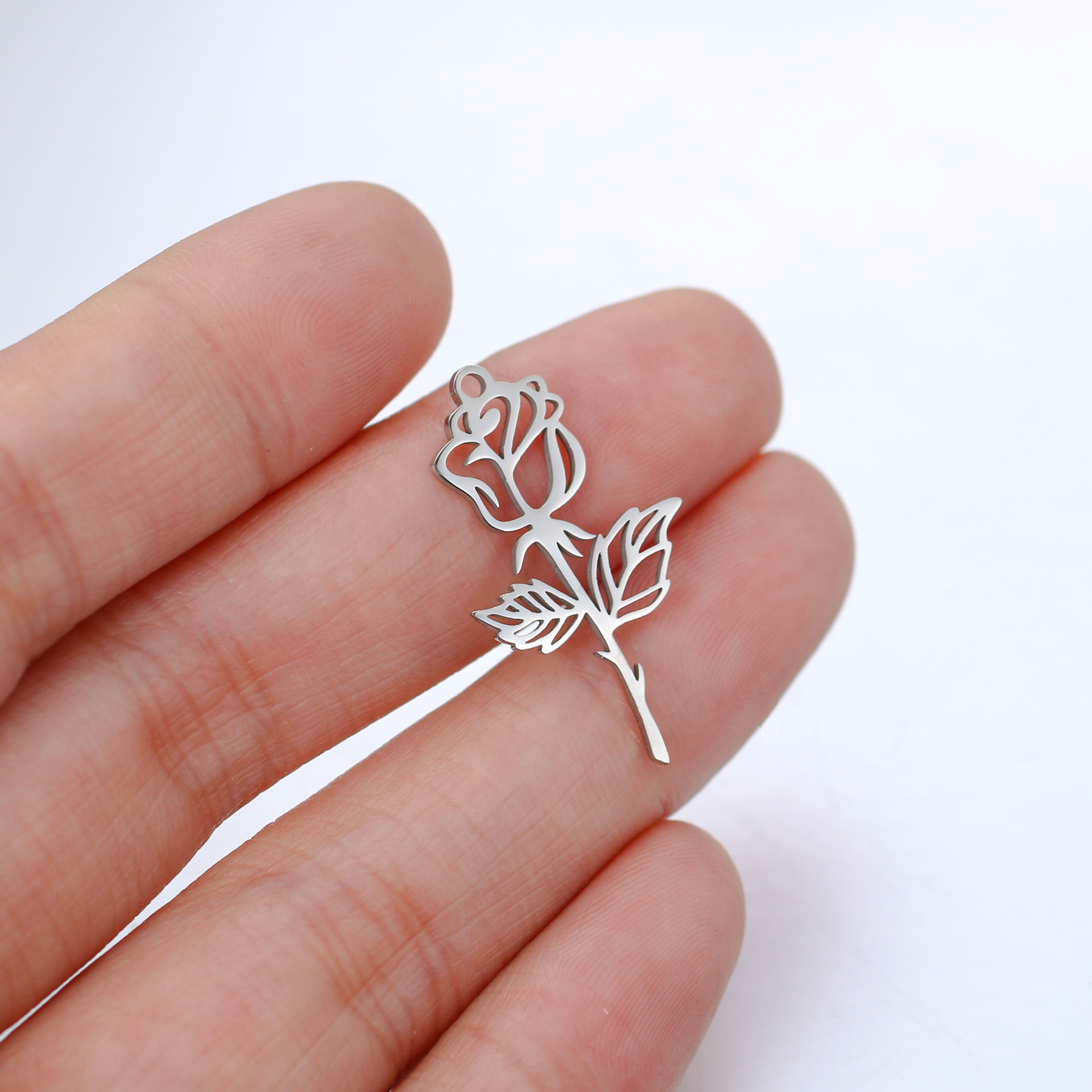 DOOYIO 5 stücke Edelstahl Laser Geschnitzte Floral Blume Colliers Anhänger Klassische Rose Halsketten Charme für Frauen DIY Schmuck Geschenke – Detail 8
