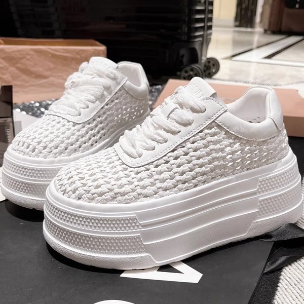 2025 nuevo estilo zapatos casuales de altura de suela gruesa zapatos huecos tejidos de cuero zapatos de mujer pequeños zapatos blancos zapatos deportivos