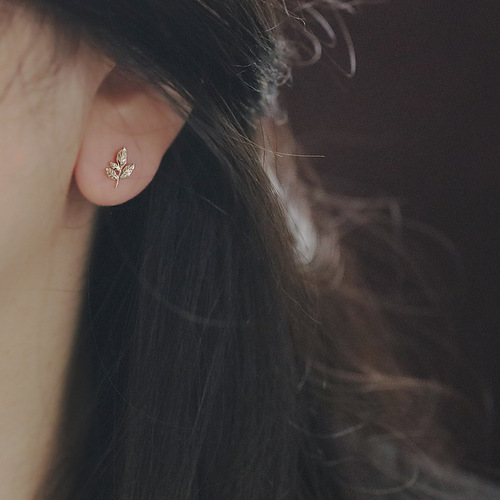 S925 sterling silver gold-plated earrings, a small gold leaf, temperament mini maple leaf earrings, earrings