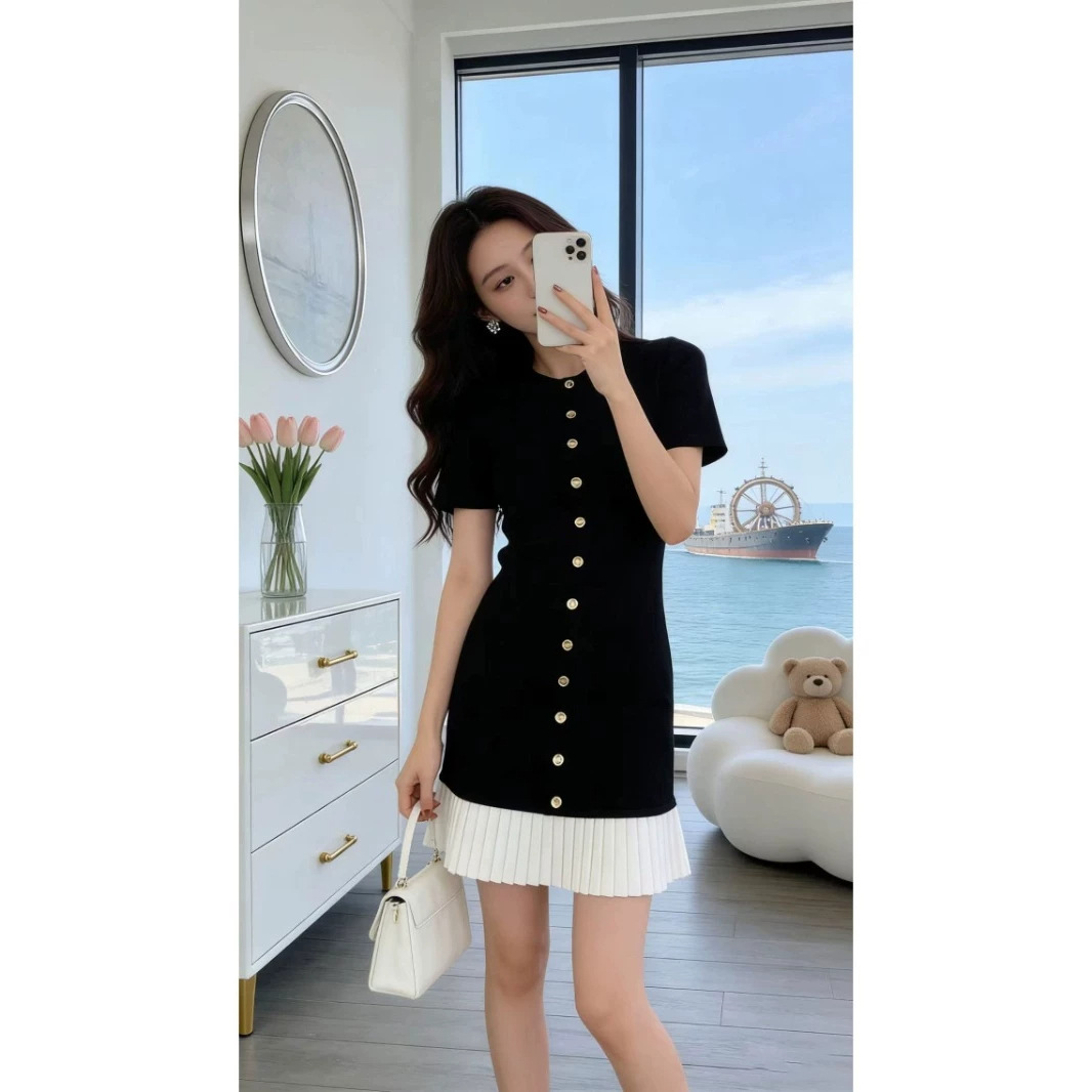 Qadın qara-ağ kontrast büzməli qısa paltar