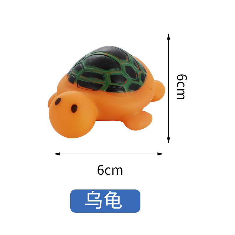 ホウロウのつまみのかわいい動物のアヒルの子供は風呂に入って水遊びをします。|undefined