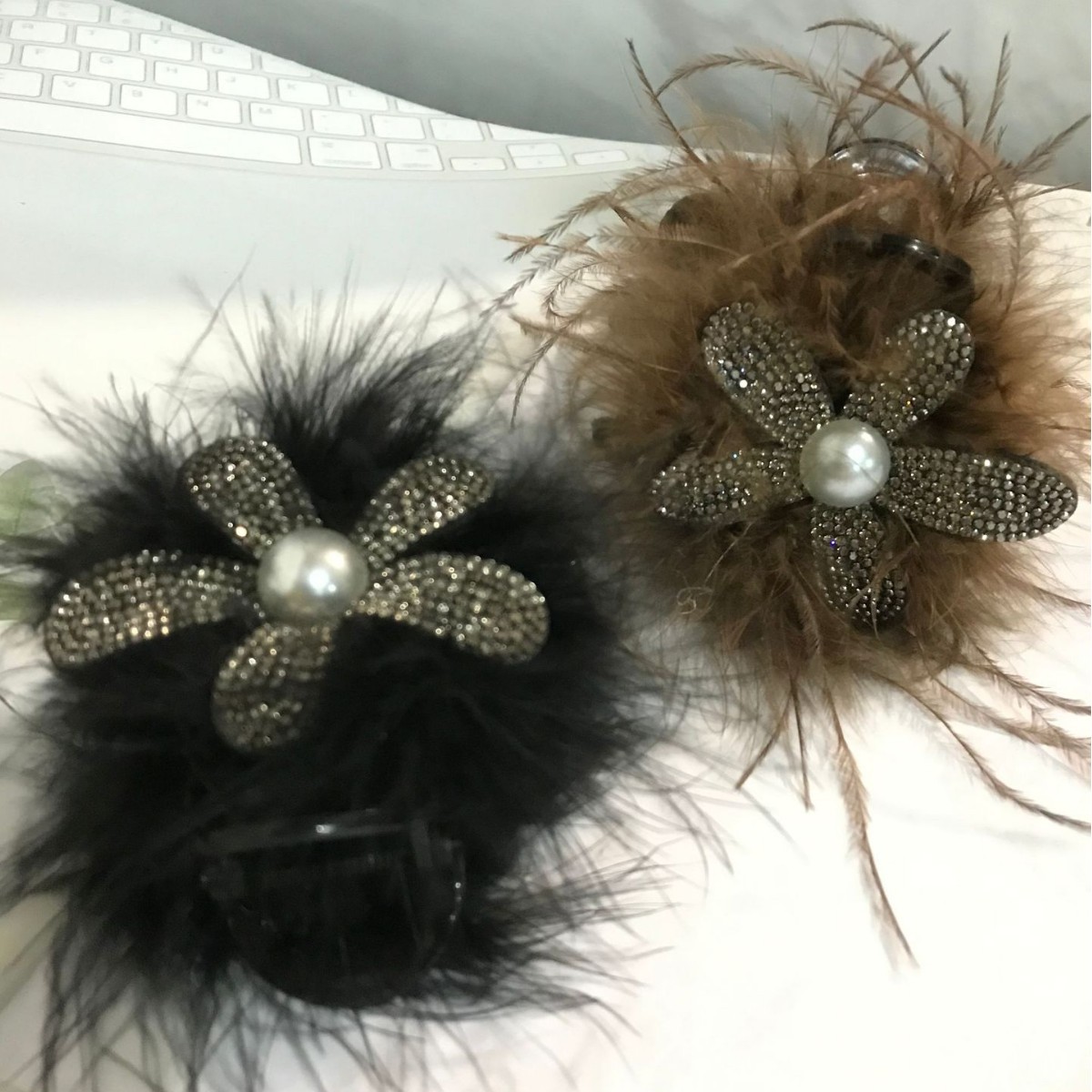 閃鑽花朵羽毛抓夾女2024新款秋冬髮夾後腦勺盤發鯊魚夾子頭飾