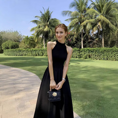 法式优雅黑色挂脖连衣裙女夏季赫本风拼接气质收腰露肩长裙