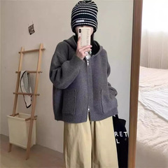 ジッパーのフード付きセーターのコートは、女性の秋冬に韓国版のゆったりした怠惰なファッションのカジュアルなポケットのニットのカーディガンを厚くします。