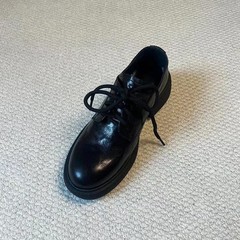 丸い頭の英倫風は本革の小さい革靴の厚い底の復古学院の黒色の通勤する楽福の靴の太いヒールの靴の女性を持ちます。
