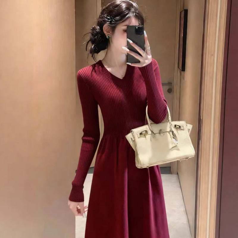 1970S-Style Knitted Dress with a Fitted Long Skirt, Gentle Waist-Cinching Effect, Slimming Red Color