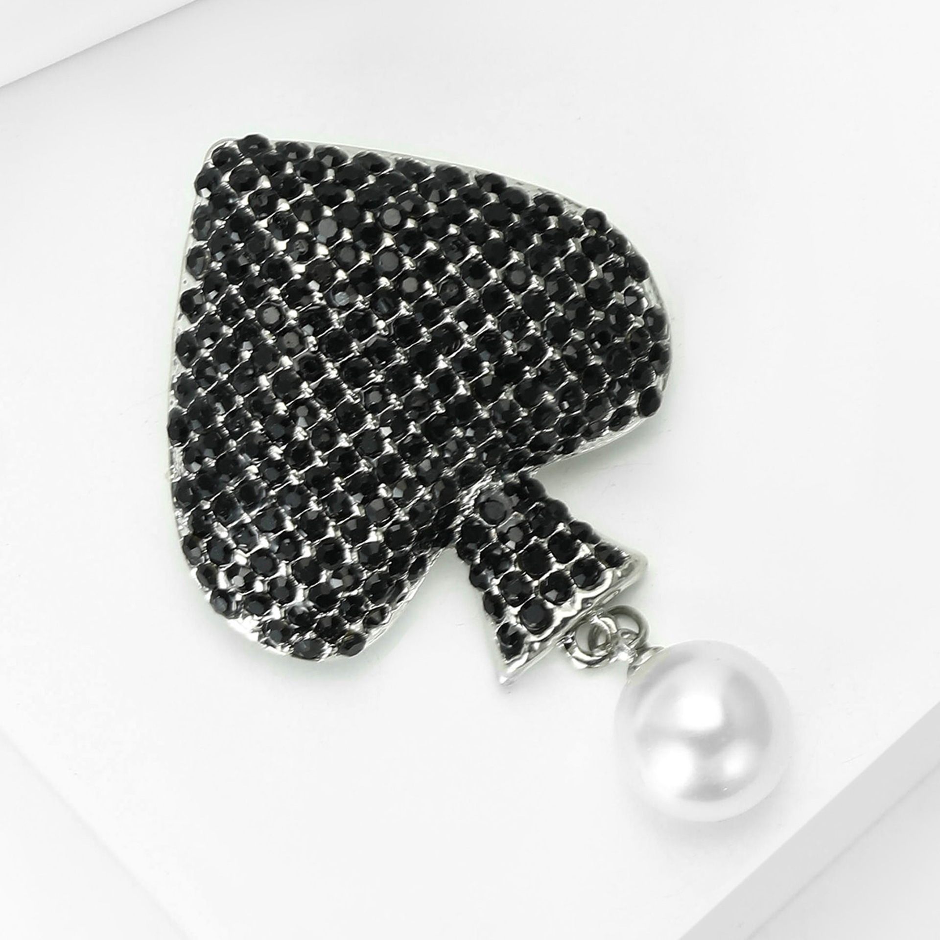 Spilla elegante da donna con perle e cristalli design floreale_voghion.com