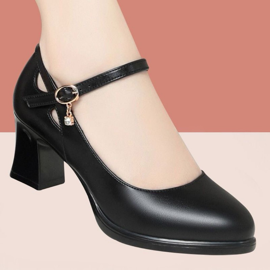 Zapatos de cuero lacado auténticos de cuero brillante de tacones medios para mujeres no se cansan de los pies cheongsam, zapatos de estilo de cuero de madre de tacones simples.